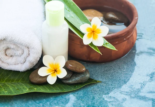 Spa Bienestar Con Flores Tropicales Tazón Agua Toalla Tubo Crema —  Fotos de Stock