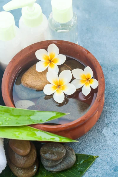 Draufsicht Auf Wellness Objekte Und Steine Blumen Und Flaschen Für — Stockfoto