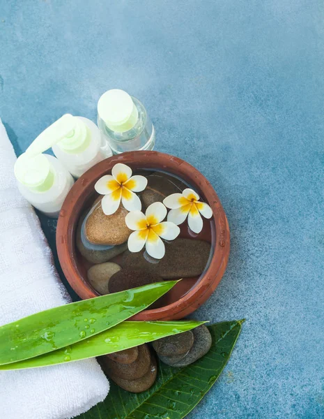 Spa Wellness Instelling Met Tropische Bloemen Kom Met Water Handdoek — Stockfoto