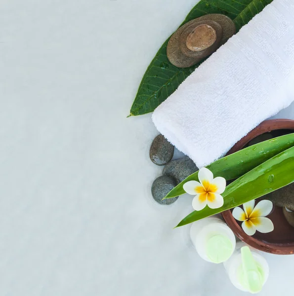 Handtuch Blumen Grüne Blätter Und Kosmetik Auf Weißem Marmorhintergrund — Stockfoto