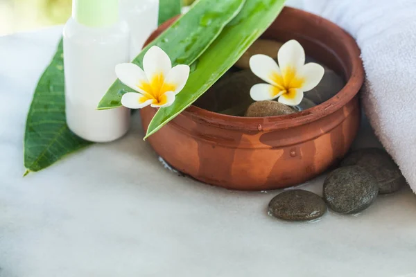 Spa Benessere Con Fiori Tropicali All Aperto Con Luce Solare — Foto Stock