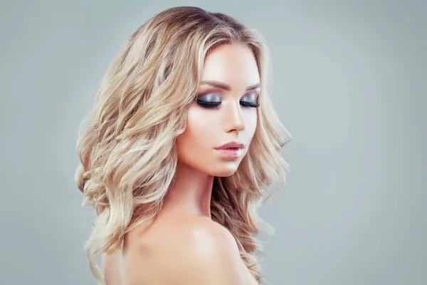 Belle Fille Blonde Mannequin Mode Avec Longs Cheveux Bouclés Maquillage — Photo