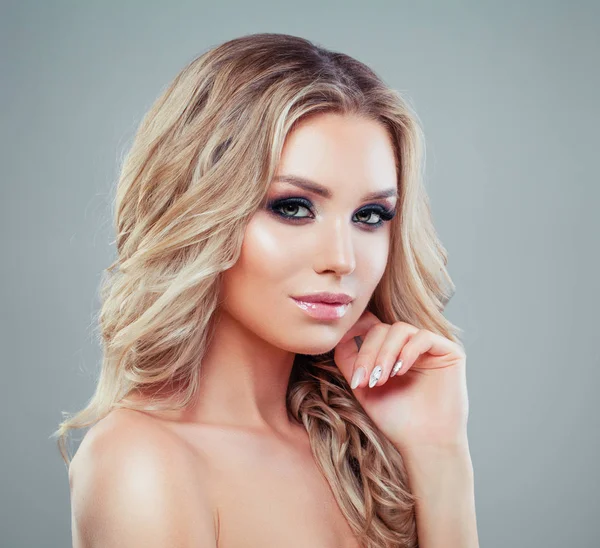 Blond Kvinna Fotomodell Med Långt Lockigt Hår Frisk Hud Och — Stockfoto