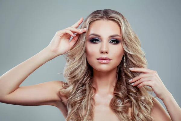 Módní Portrét Dokonalé Blond Ženy Dlouhé Kudrnaté Vlasy Make — Stock fotografie