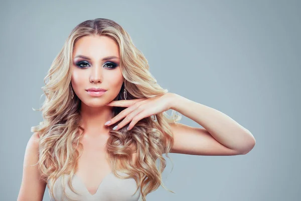 Jonge Blonde Vrouw Mannequin Met Lang Krullend Haar Make Manicure — Stockfoto