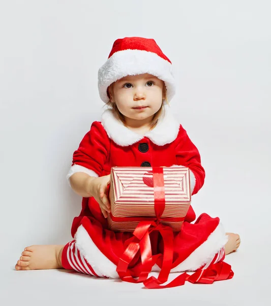 Schattige Baby Kerstman Hoed Met Doos Van Gift Van Kerstmis — Stockfoto