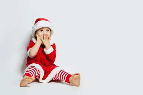 Kerst Portret Van Het Meisje Kind Lachen Kerstmuts Witte Achtergrond — Stockfoto