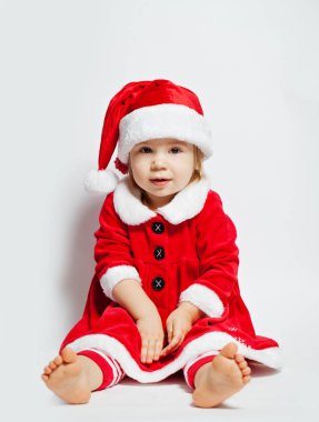 Beyaz arka plan üzerinde Santa şapkalı çocuk kız