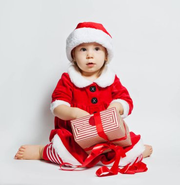 Noel çocuk Noel Baba şapkası Xmas hediye kutusu beyaz arka plan üzerinde açma