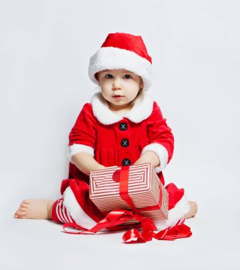 Noel hediye kutusu beyaz arka plan üzerinde açılış Santa şapka neşeli bebek