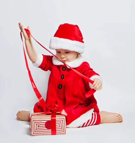 Szczęśliwe Dziecko Dziewczynka Kapeluszu Santa Otwierając Pudełko Świąteczne Białym Tle — Zdjęcie stockowe
