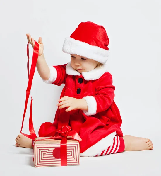 Joyeux Enfant Fille Portant Chapeau Père Noël Avec Boîte Cadeau — Photo