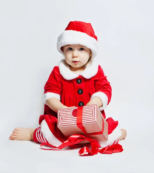 白い背景のクリスマス ギフト ボックスを開くサンタ帽子で元気な赤ちゃん — ストック写真