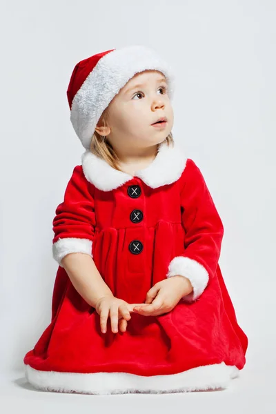 Petite Fille Mignonne Chapeau Père Noël Regardant Vers Haut Sur — Photo