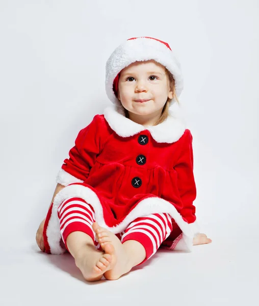 Kerst Kind Dragen Santa Hat Glimlachend Zittend Witte Achtergrond — Stockfoto