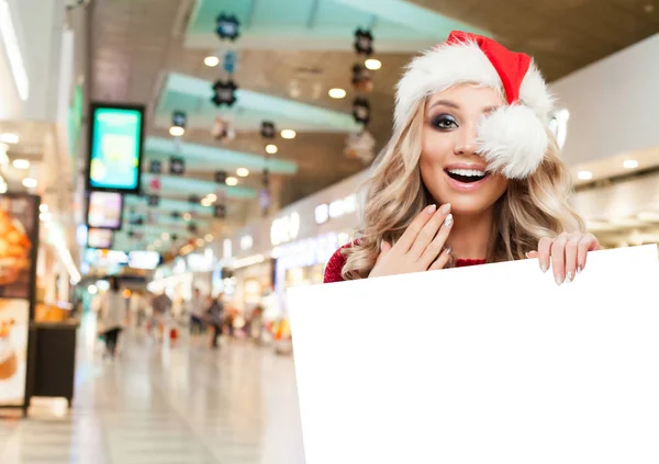 Mujer Sorprendida Santa Sombrero Que Muestra Gran Pancarta Papel Blanco —  Fotos de Stock
