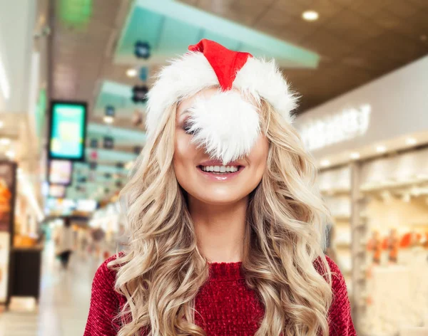 Hezká Móda Modelu Žena Santa Hat Baví Nákupní Centrum Pozadí — Stock fotografie