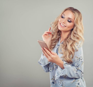 Genç kadın ile smartphone. Cep telefonu kullanan güzel gülümseyen kız