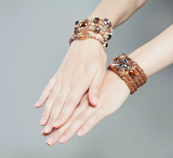 Hermosas Manos Mujer Con Pulsera Joyería Primer Plano — Foto de Stock