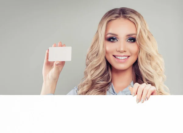 Mulher Feliz Com Cartão Crédito Branco Banner Vazio Fundo — Fotografia de Stock