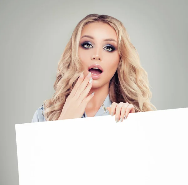 Mujer Sorprendida Mostrando Banner Cartón Blanco Vacío Con Fondo Espacio — Foto de Stock