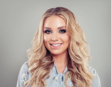 Gülümseyen güzel kadın modeli. Genç kadın yüzü