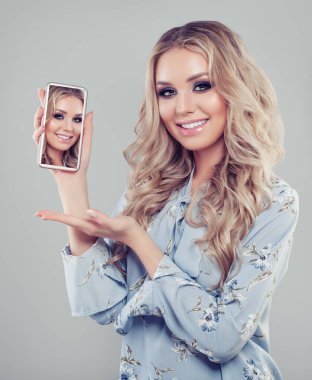 Kadın ile smartphone. Mutlu kız gösteren selfie resmi cep telefonu için
