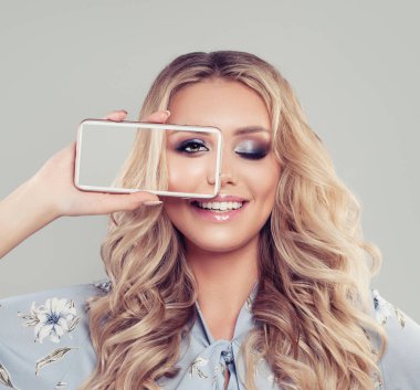 Selfie fotoğraf Smartphone ile gülümseyen güzel kadın 