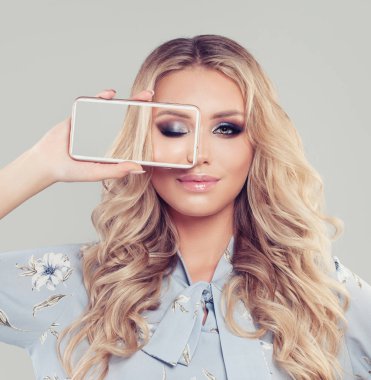 Smartphone ile mükemmel bir kadın. Kız cep telefonu selfie fotoğraf olun