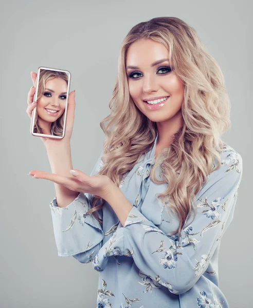 Kadın ile smartphone. Mutlu kız gösteren selfie resmi cep telefonu için