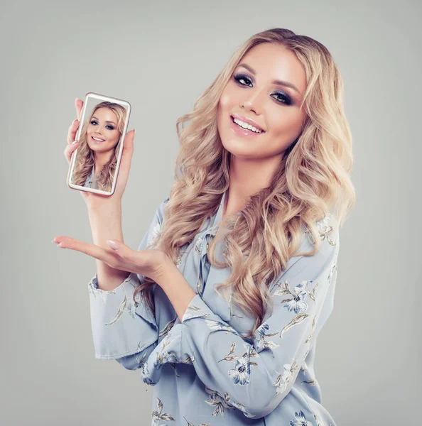 Akıllı telefon kullanan neşeli kadın. Mutlu modeli ile selfie resmi cep telefonu için
