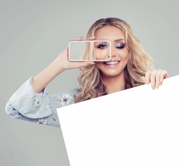 Fröhliche Frau Mit Smartphone Das Weiße Leere Pappbanner Mit Kopierraum — Stockfoto