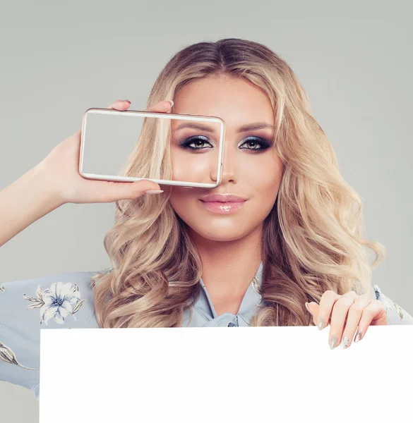 Lächelnde Frau Mit Smartphone Und Weißem Pappkarton Als Hintergrund Für — Stockfoto