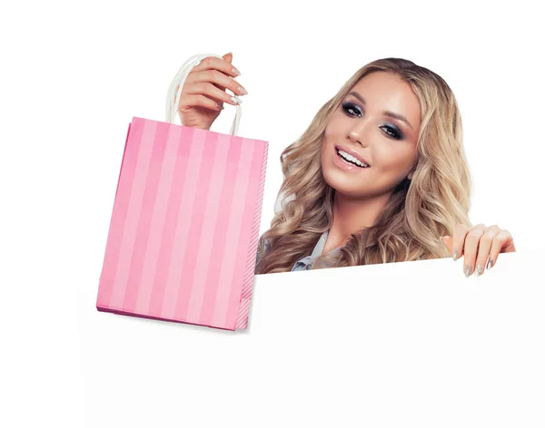 Веселая Женщина Пакетами Покупок Пустым Бумажным Баннером Белом Фоне — стоковое фото