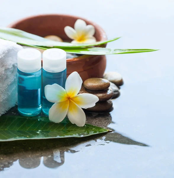 水疗或健康环境与热带花朵在一碗水 毛巾和石头 身体护理和水疗概念 — 图库照片