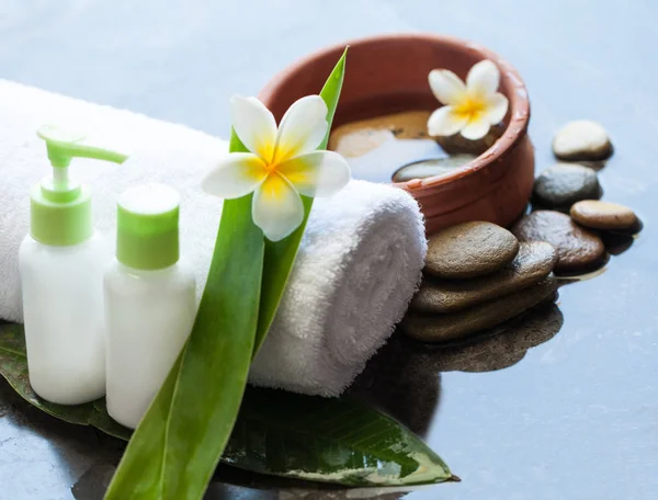 Spa Benessere Con Fiori Tropicali Asciugamani Pietre Sfondo Scuro — Foto Stock