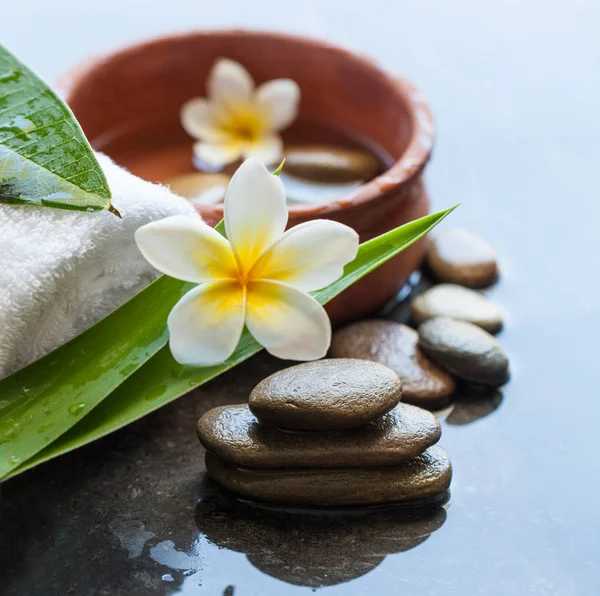 Bovenaanzicht Van Spa Bloemen Tropische Bladeren Stenen Voor Massagebehandeling Achtergrond — Stockfoto