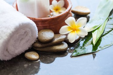 Tedavi, havlu ve krem tüp Spa ya da sağlık ayarı. Vücut bakımı ve spa konsept