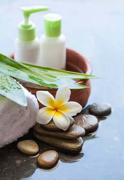 Spa Entorno Bienestar Con Flores Tropicales Toallas Tubos Crema Cuidado —  Fotos de Stock