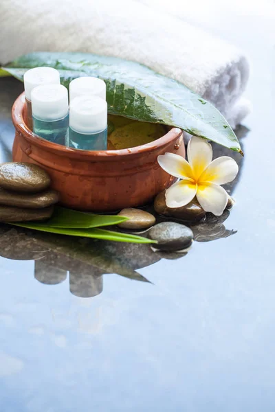 Vier Ölflaschen Schale Mit Wasser Handtuch Blume Körperpflege Und Wellness — Stockfoto