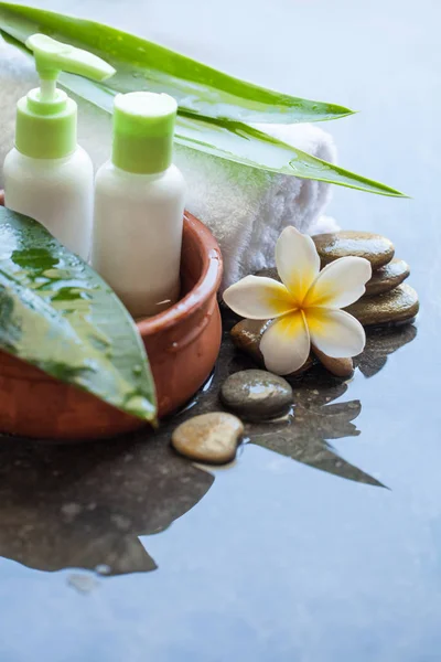 Spa Fles Kom Water Handdoek Bloem Lichaam Verzorging Wellness Concept — Stockfoto