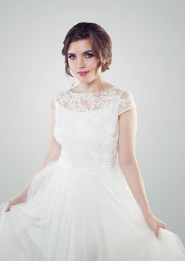 Beyaz elbiseli, stüdyo portre çekici genç kadın gelin