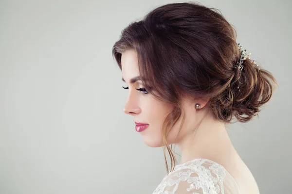 Szép Menyasszony Menyasszonyi Haj Gyöngy Hairdeco Vértes Arc Fejtetőre Fésült — Stock Fotó