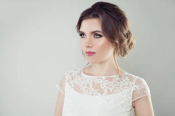 Mujer Glamurosa Con Maquillaje Perfecto Cabello Nupcial Sobre Fondo Blanco — Foto de Stock