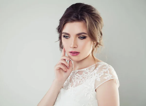 Jonge Vrouw Met Make Bruids Haarstijl Mooie Vrouw Verloofde Neerkijkt — Stockfoto