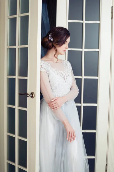 Szép Fehér Ruhát Divatmodell Gyönyörű Menyasszony Portré — Stock Fotó