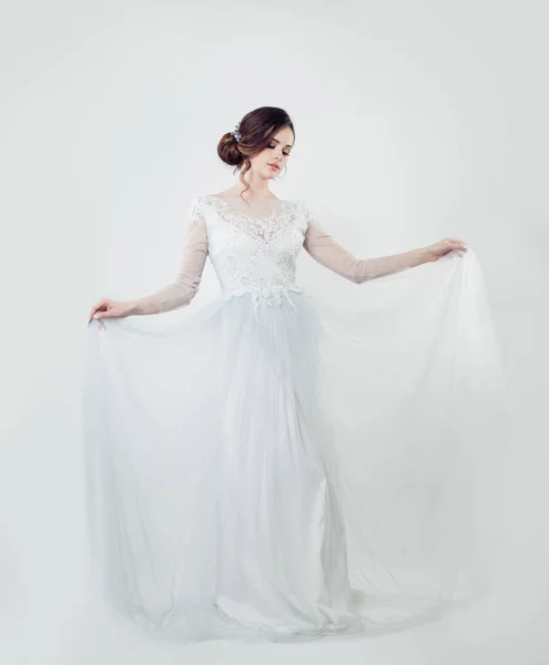 Charmante Jeune Femme Robe Blanche Posant Sur Fond Blanc — Photo