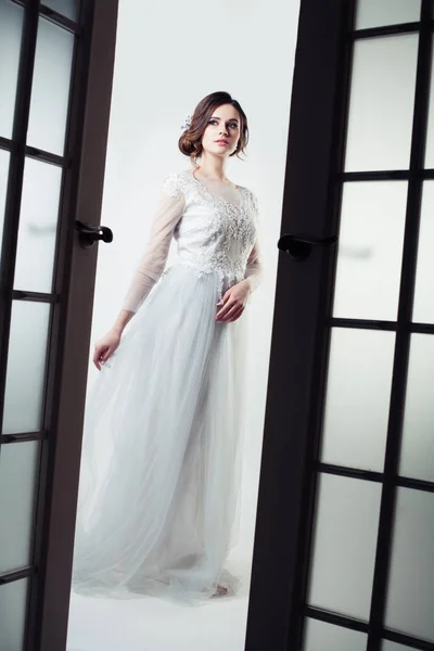 Όμορφη Νεαρή Γυναίκα Στο Λευκό Νυφικό Φόρεμα — Φωτογραφία Αρχείου