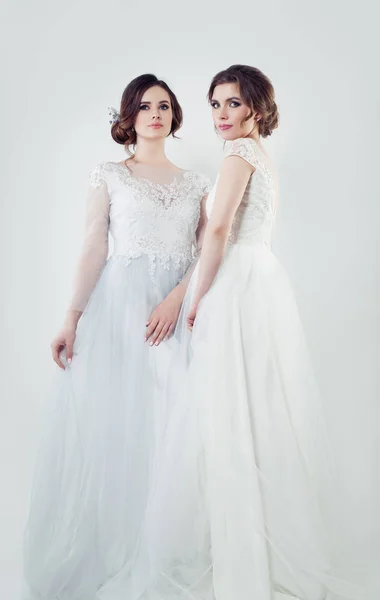 Två Charmiga Bruden Porträtt Perfekta Kvinnor Vitt Bröllop Klänning Porträtt — Stockfoto