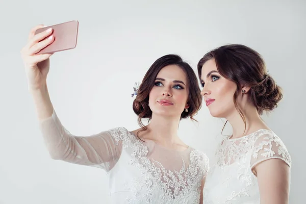 Красивые Девушки Делают Селфи Две Невесты — стоковое фото